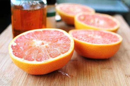 Grapefruit mit Honig hat fettverbrennende Eigenschaften, aber Vorsicht!